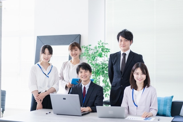 オフィスで働く人々