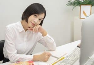 ノートに記入するOL