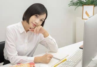 ノートに記入するOL