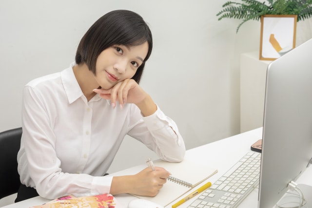 ノートに記入するOL