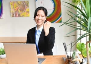 スートでガッツポーズする女性