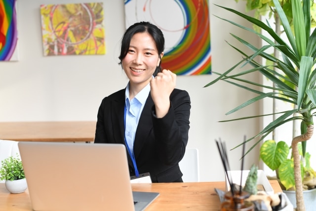 スートでガッツポーズする女性