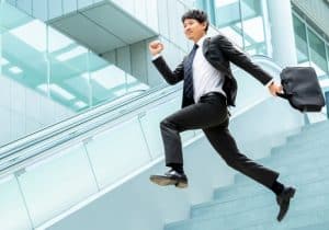 階段でジャンプするビジネスマン