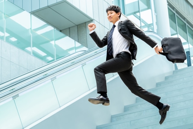 階段でジャンプするビジネスマン