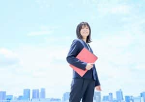青空を背にしたビジネスウーマン