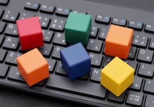 キーボードとカラフルな積み木